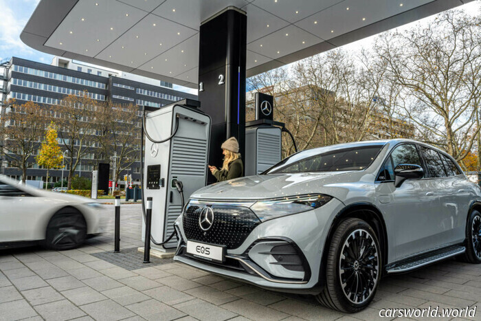 'Nos estrellaremos a toda velocidad contra la pared', advierte el jefe de Mercedes sobre el futuro de los vehículos eléctricos en Europa | Carscoops